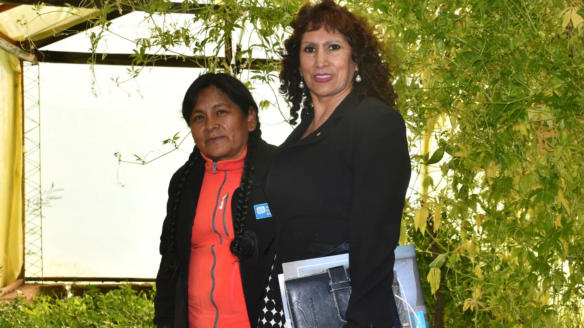 Autoridades departamentales y equipo de Aldeas Infantiles SOS en visita técnica