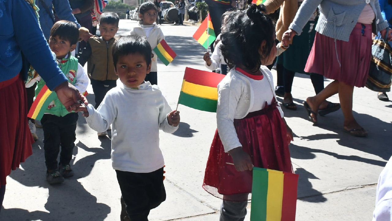 Niñas y niños rinden homenaje en Sucre