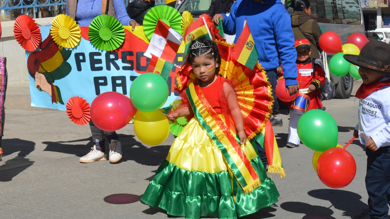 Familias y comunidad en homenaje al Bicentenario en Potosí