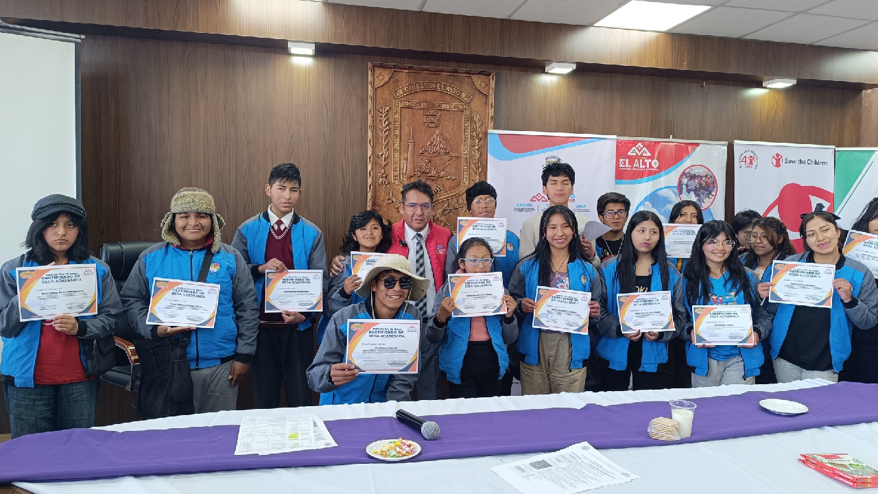 Entrega de becas y reconocimiento al comité saliente - Foto: GAMEA