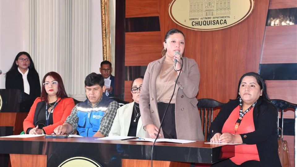 Autoridades departamentales firmando el convenio