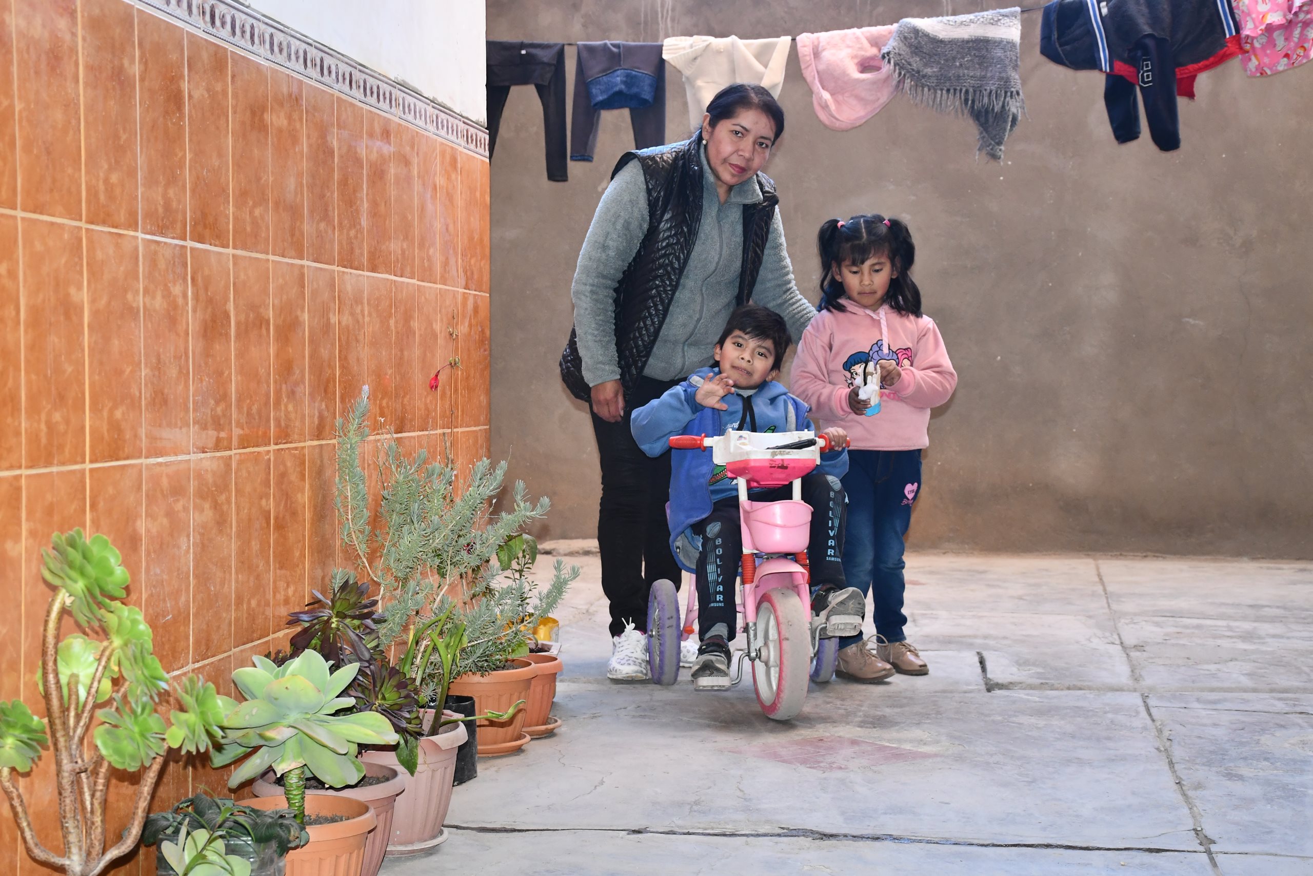 Ángela junto a Elías y Eloísa