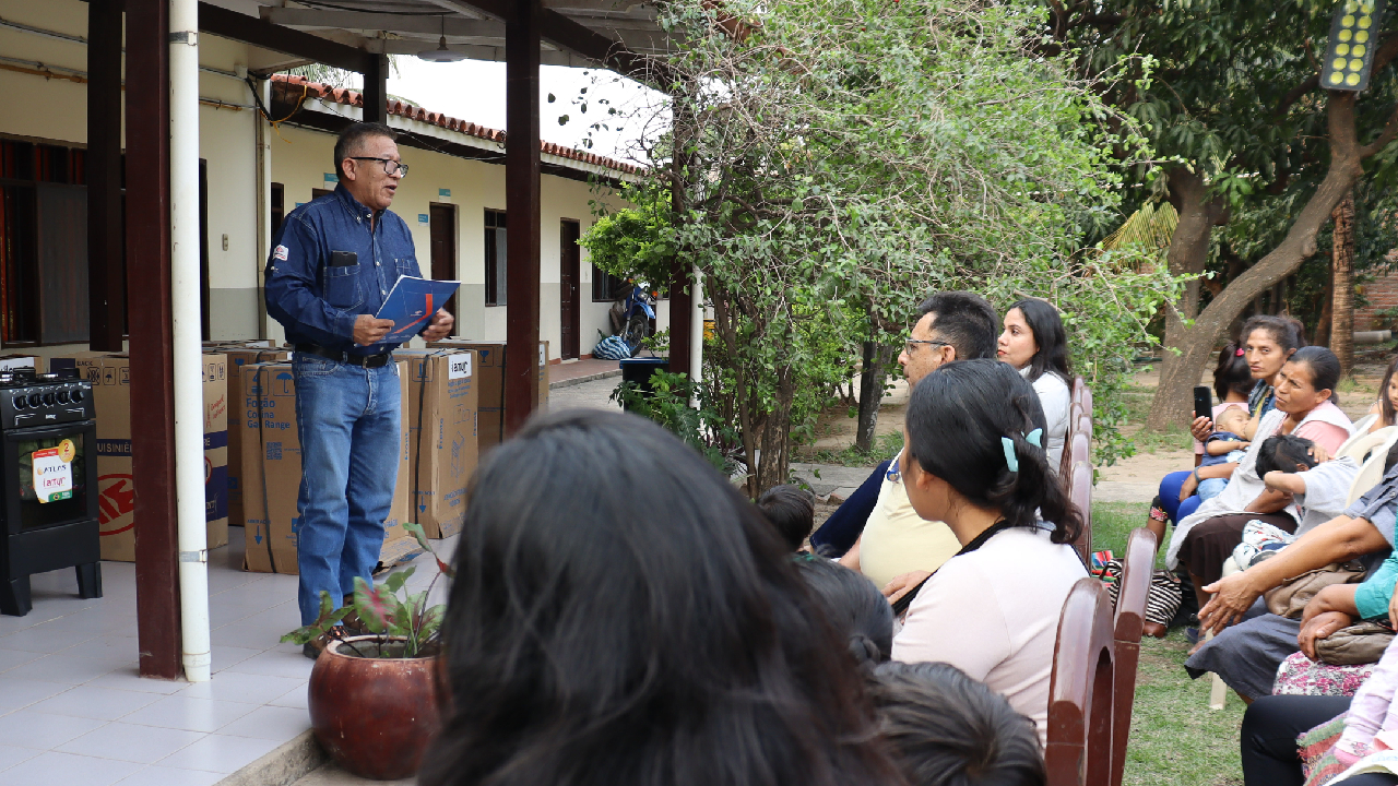 Acto de entrega con familias participantes