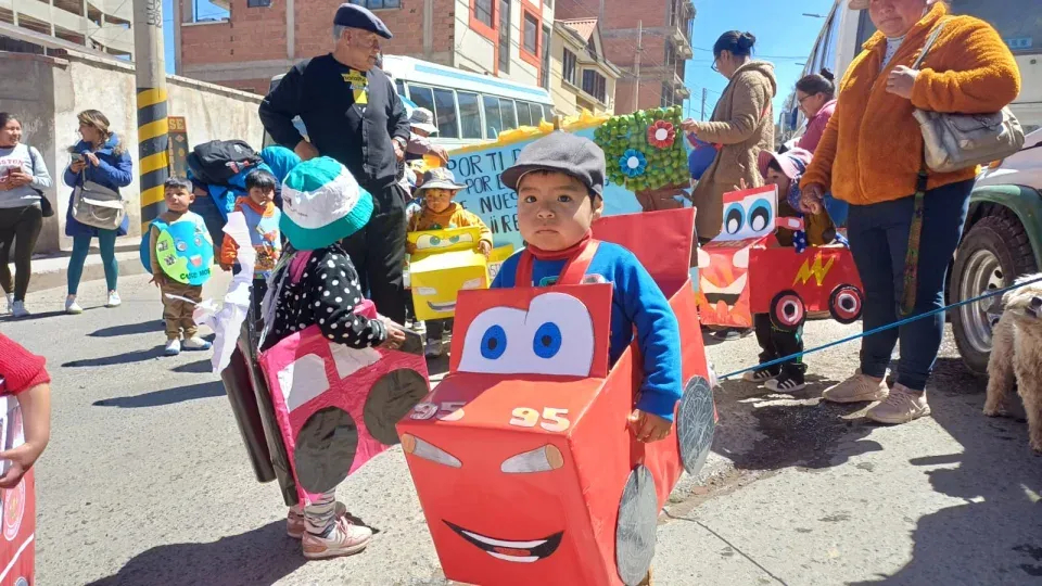 Niños celebrando la primavera