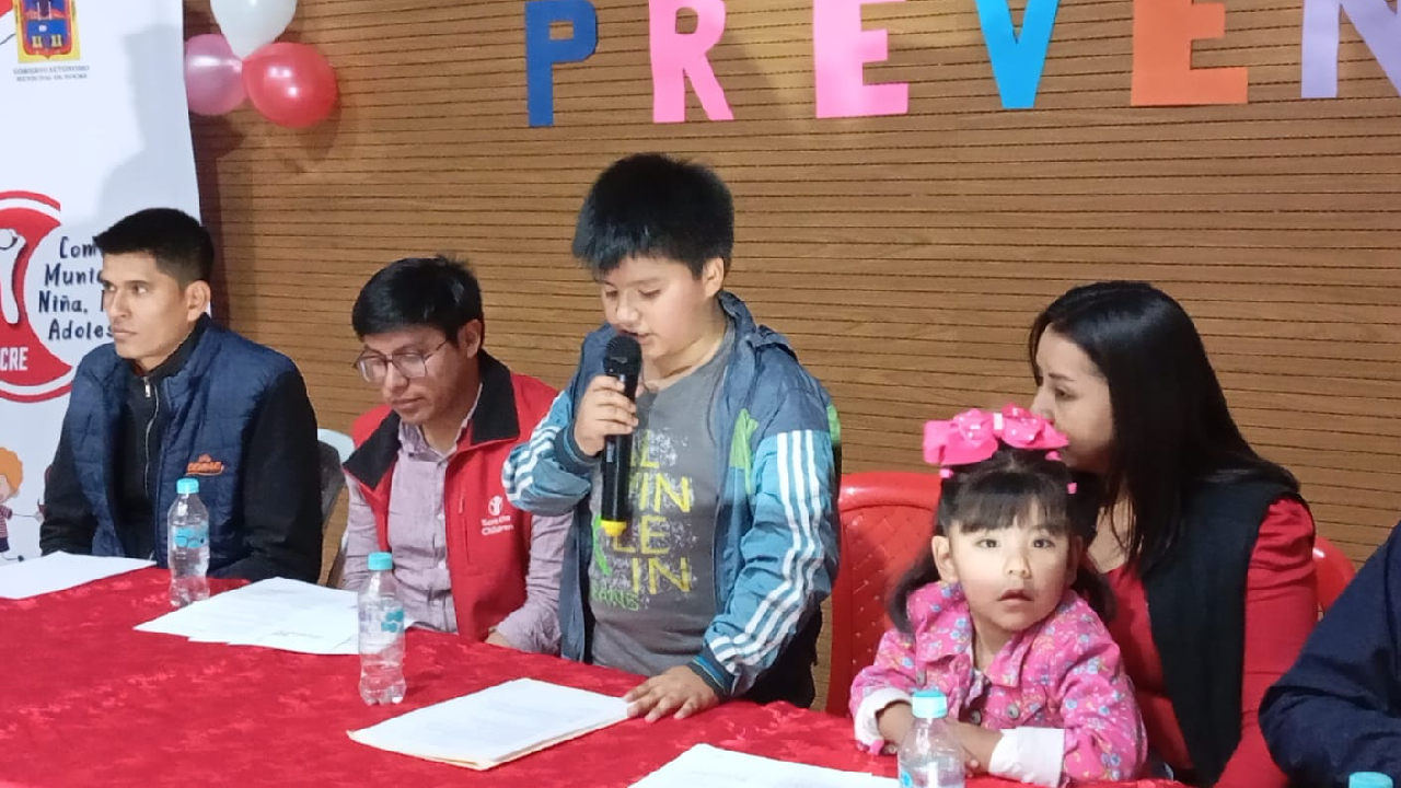 Niñas con mensajes por sus derechos