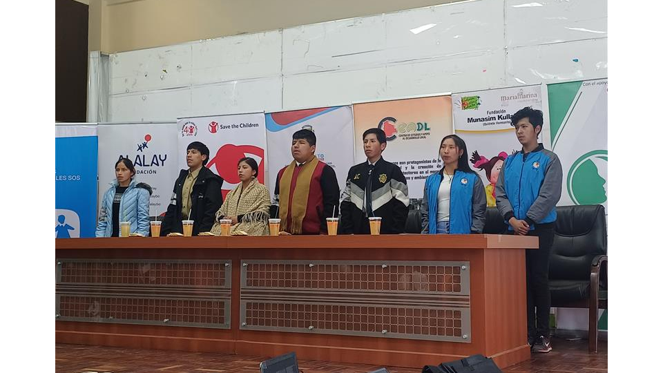 Delegaciones participando en la Cumbre Municipal