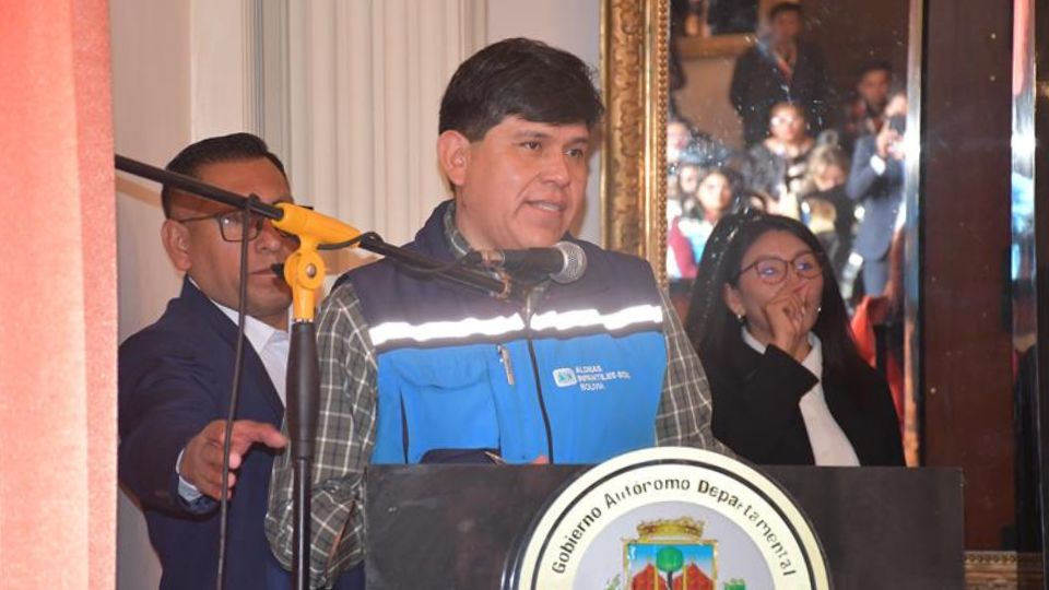 Gerente de programa de Aldeas Infantiles SOS durante la firma del convenio