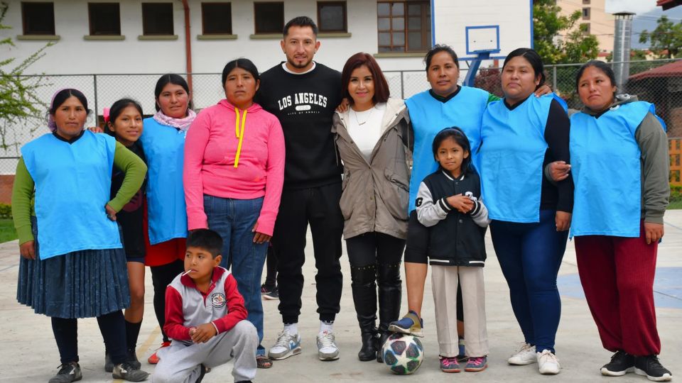 Equipos mixtos jugando fútbol en la actividad de igualdad de género