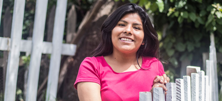 Aideé pinta a Bolivia y su familia 