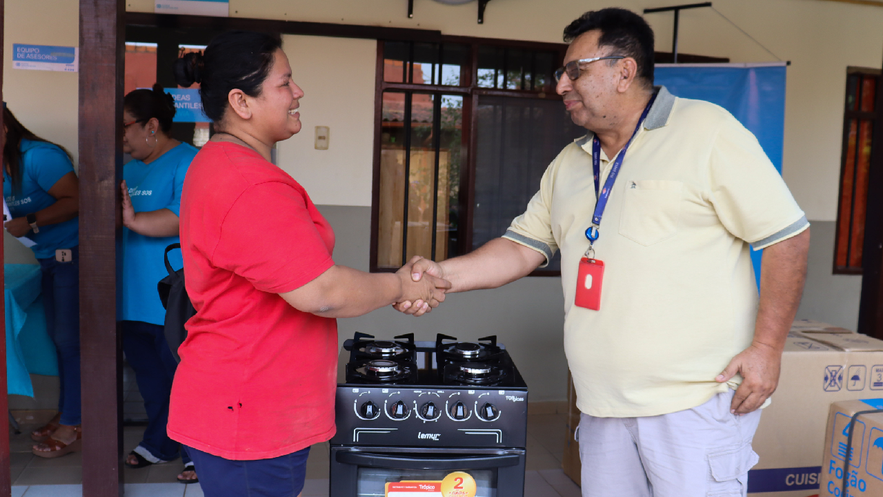 Entrega de equipamiento a familias del Distrito 12