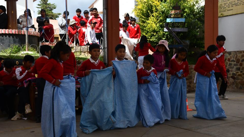 Niñas y niños de la Unidad Educativa durante la presentación de la política